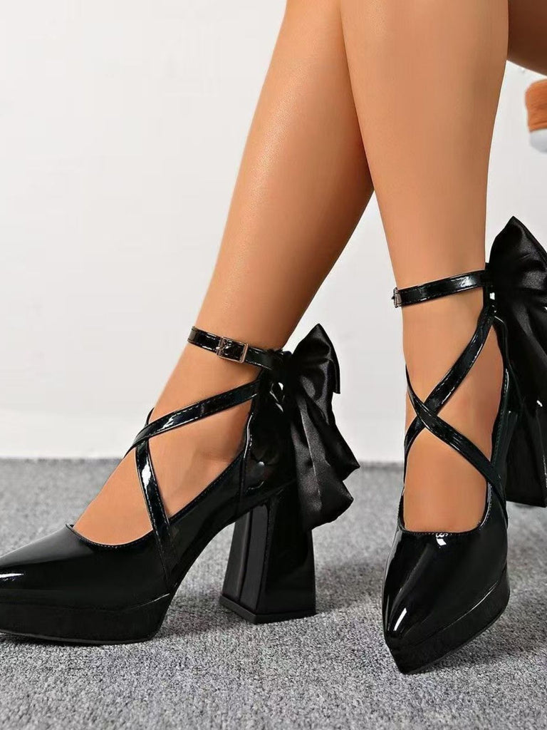 Schwarze spitze Mary-Jane-Schuhe mit gekreuzten Knöchelriemen