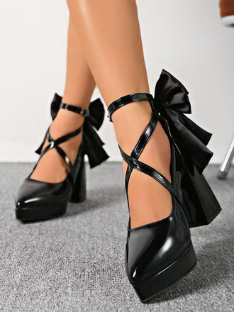 Schwarze spitze Mary-Jane-Schuhe mit gekreuzten Knöchelriemen