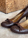 Dunkelbraune Pumps mit Schleife und Stilettoabsatz
