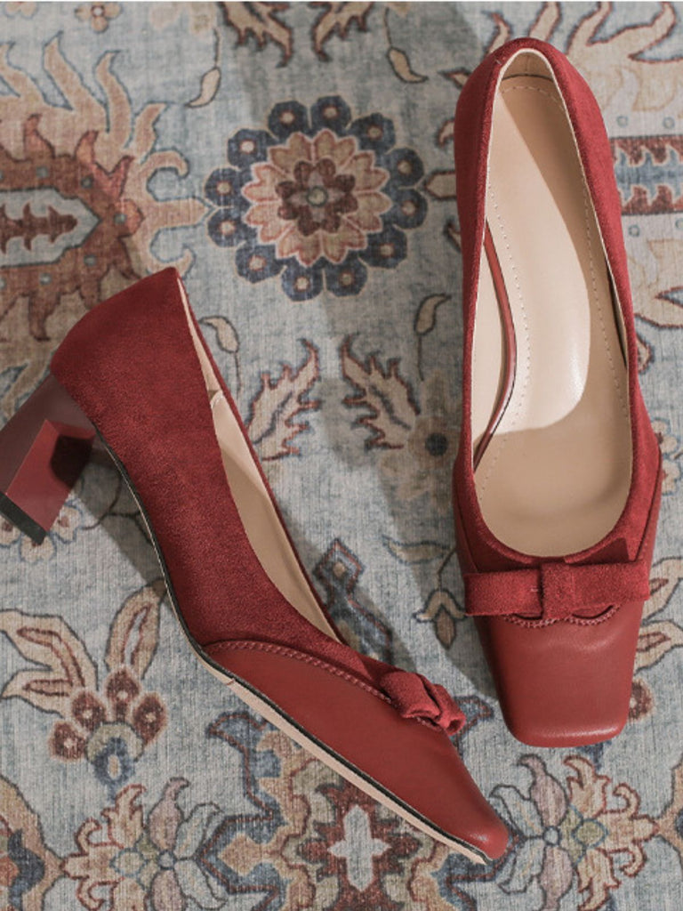 Burgunderrote Wildleder-Pumps mit Schleife und Blockabsatz