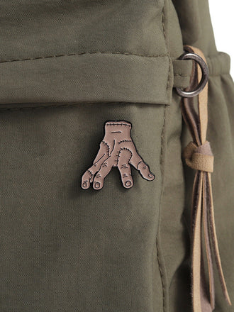 Halloween Accessoire Brosche mit Zombie-Hand