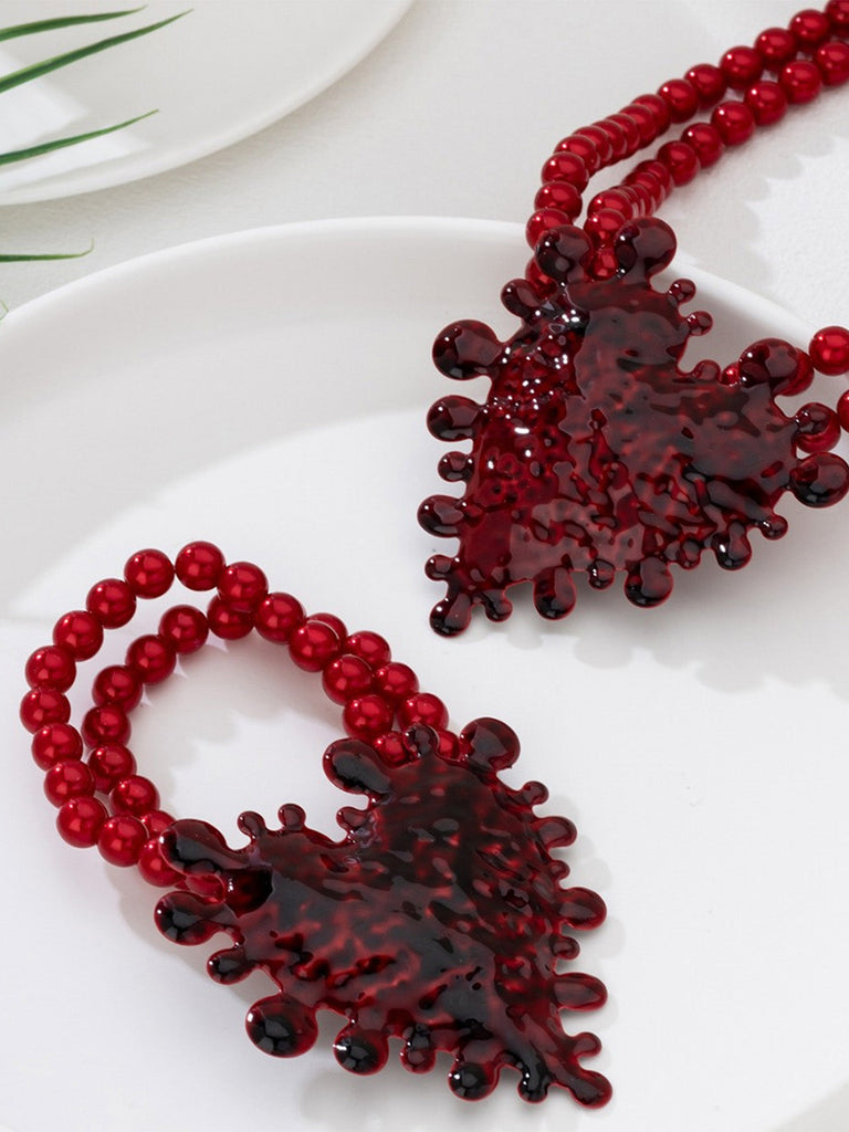 Rotes Armband mit Herz und Perlen