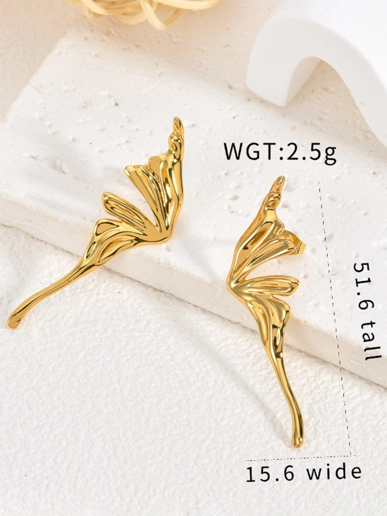 Goldene Ohrstecker mit Flügeln und geometrischem Design