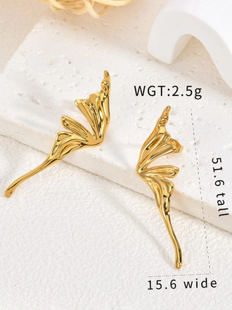 Goldene Ohrstecker mit Flügeln und geometrischem Design