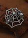 Brosche mit Strass und Spinnennetz
