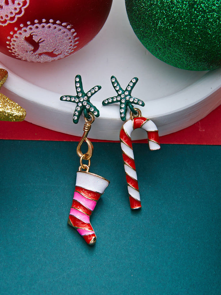Weihnachts-Ohrhänger mit Strassbesatz über Zuckerstange und Strumpf