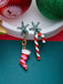 Weihnachts-Ohrhänger mit Strassbesatz über Zuckerstange und Strumpf