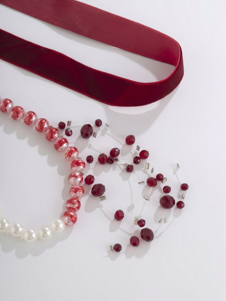 Rote Samt-Choker-Halskette mit Perlen und Blutstropfen-Motiv