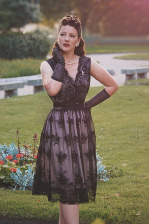 Schwarz 1950er Spitze Blumen Swing Kleid