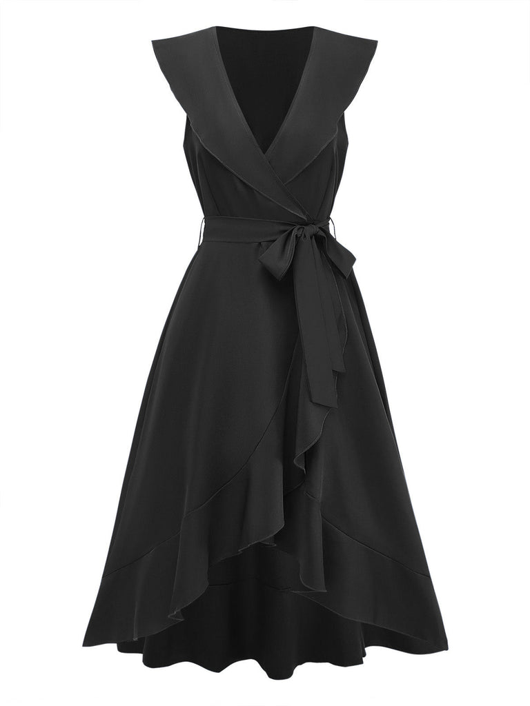 Schwarzes Kleid mit V-Ausschnitt und Rüschendetails auf weißem Hintergrund