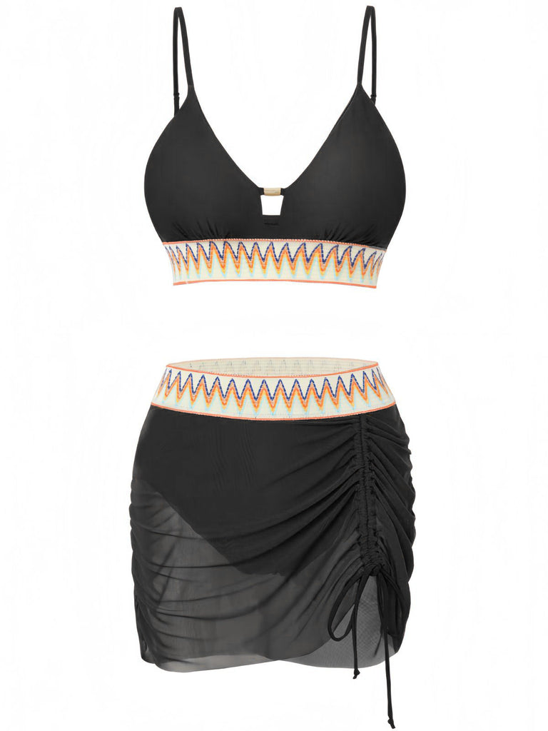 Schwarzes Bikini-Set mit farbigem Bund auf weißem Hintergrund