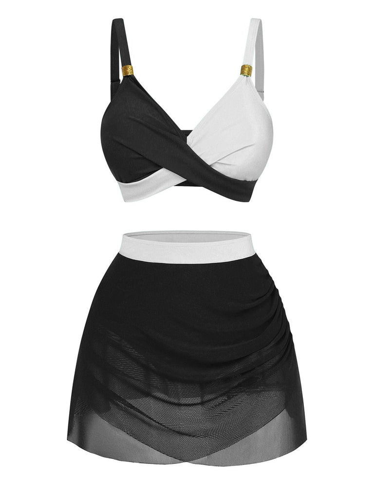 Schwarz-weißes zweiteiliges Outfit bestehend aus BH und Rock vor weißem Hintergrund