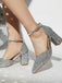 Silberne Glitzer-High Heels vor hellem Hintergrund