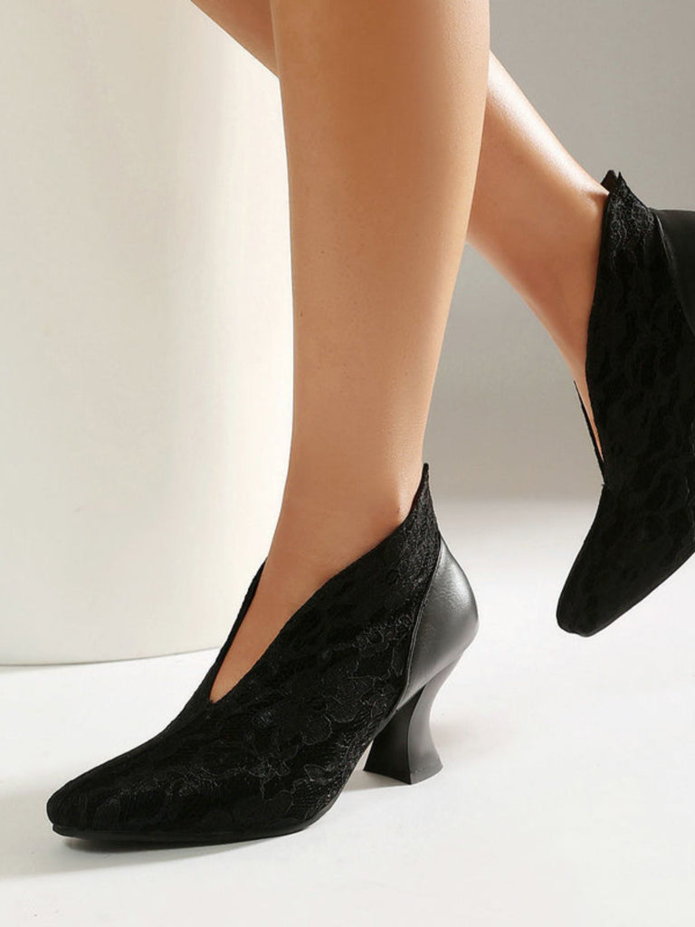 Pumps mit Spitze und Kittenabsatz
