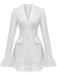 Ein elegantes, weißes Blazer-Kleid mit taillierter Silhouette, fallendem Revers und zarter Spitzenborte an Ärmelbündchen und Saum.