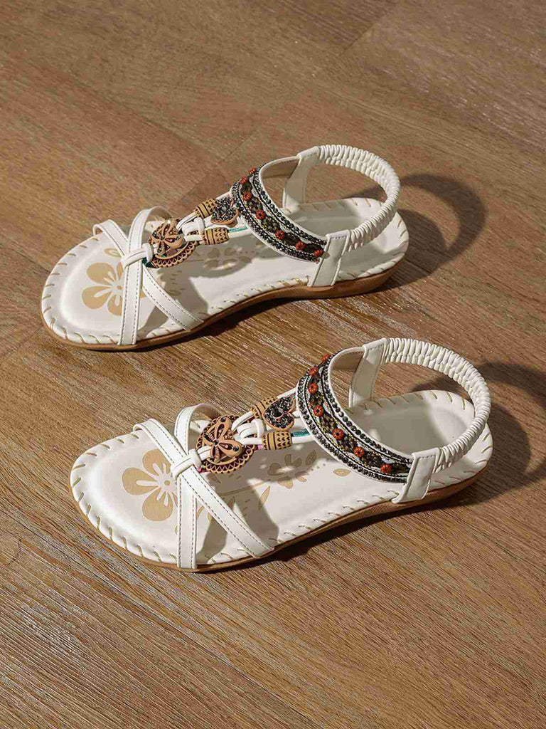 Flache Sandalen im Boho-Stil mit Perlenstickerei in Schmetterlings- und Herzform sowie Strassverzierungen – perfekt für gemütliche Sommerspaziergänge oder elegante Strandoutfits.