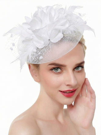 Eleganter Vintage-Brautfascinator mit zartem Netzschleier, Seidenblumen und Federn, perfekt für Hochzeitszeremonien und besondere Anlässe.