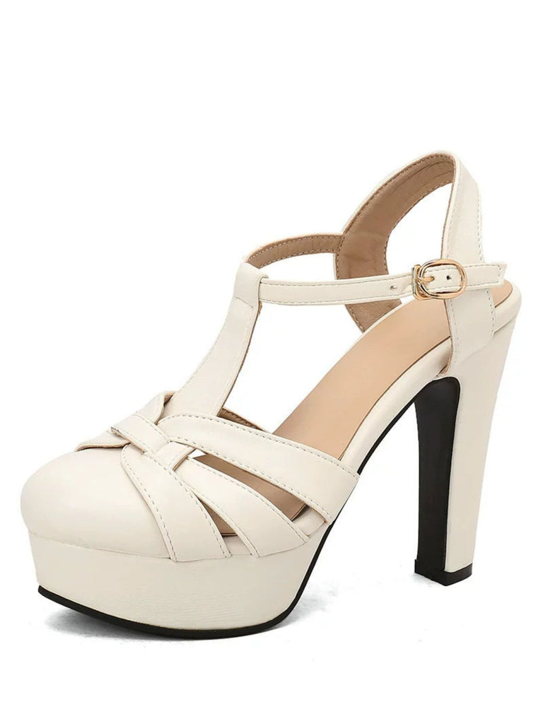 Weiße Plateau-Sandalen mit einem einzelnen T-Riemen, perfekt für Sommerhochzeiten oder Outfits im Vintage-Stil.