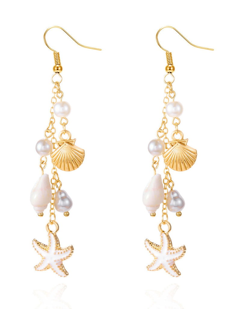 Goldene und perlenbesetzte Ohrringe mit Seestern- und Muschelmotiven auf weißem Hintergrund