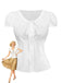 Eine klassische weiße Bluse im Vintage-Stil mit kurzen Puffärmeln, einer zarten Schleife vorne und einer strukturierten, gerafften Taille für eine schlanke Silhouette.