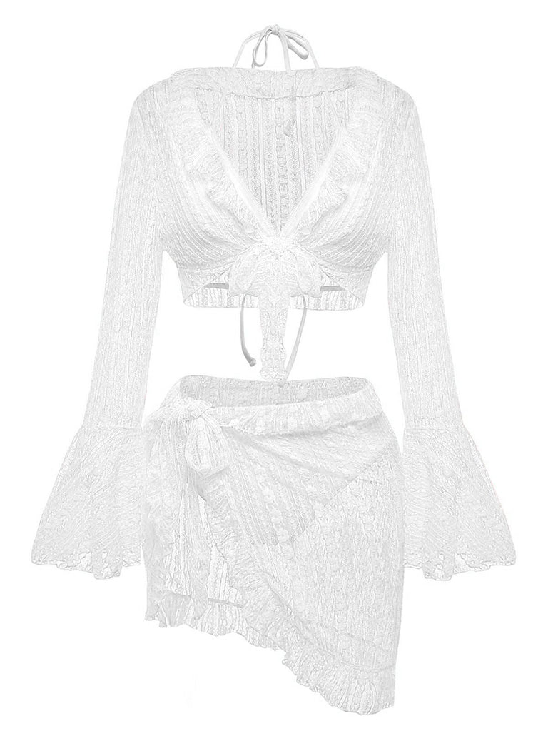 Das dreiteilige Bikini-Set aus Spitze in strahlendem Weiß ist perfekt für einen Boho-Strandlook.