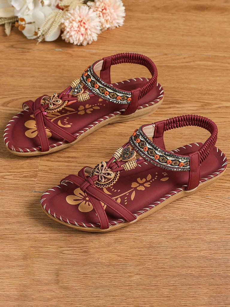 Flache Sandalen im Boho-Stil mit Perlenstickerei in Schmetterlings- und Herzform sowie Strassverzierungen – perfekt für gemütliche Sommerspaziergänge oder elegante Strandoutfits.