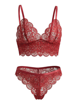 Ein luxuriöses bordeauxrotes Dessous-Set aus Spitze, bestehend aus einem bügellosen Bralette mit Muschelkante und passendem hochgeschnittenem Spitzenhöschen.
