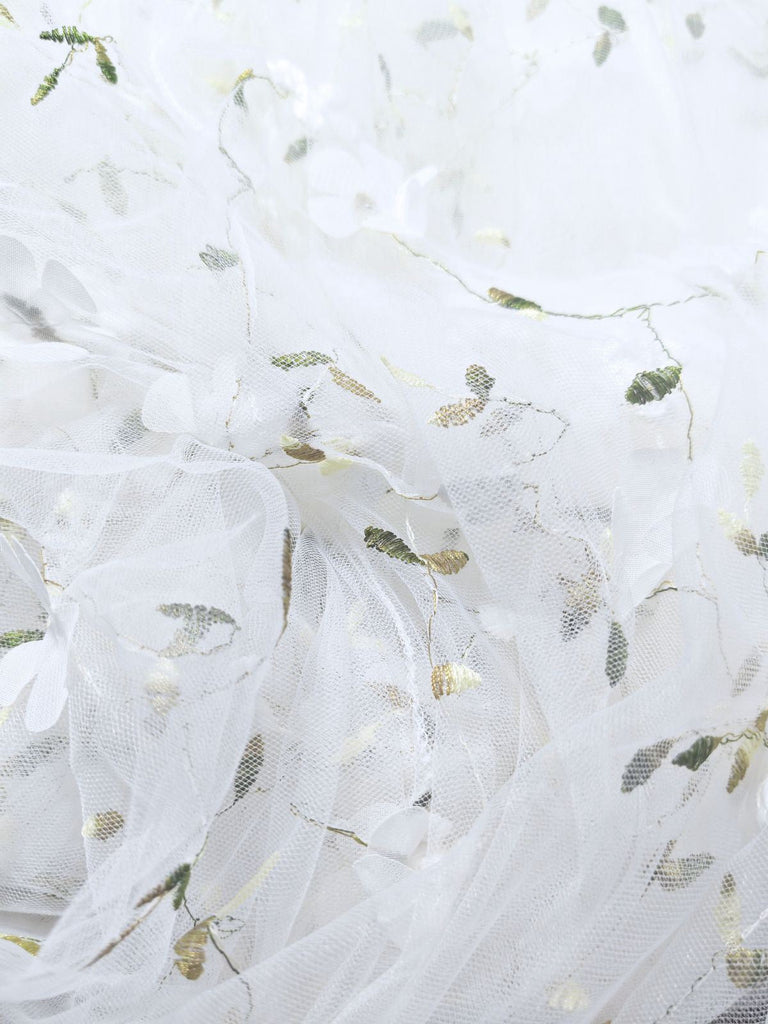 Weißer Stoff mit grünen Blumenmustern
