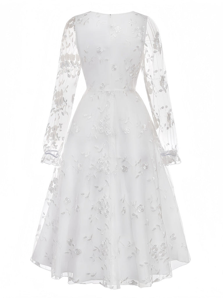 Weißes Vintage-Kleid mit floraler Stickerei und eckigem Ausschnitt im Retro-Stil der 1950er Jahre
