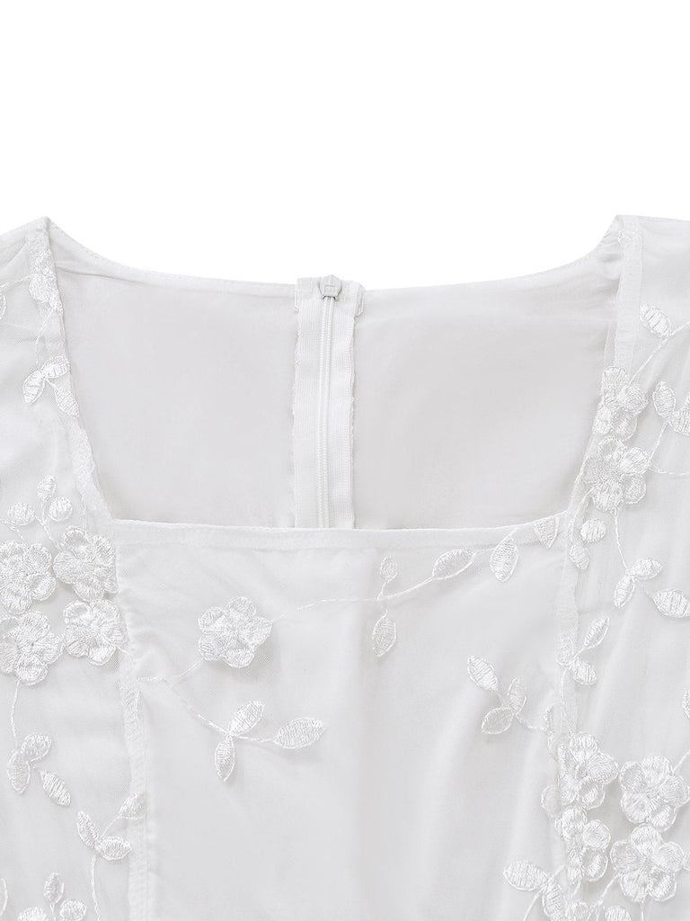 Weißes Vintage-Kleid mit floraler Stickerei und eckigem Ausschnitt im Retro-Stil der 1950er Jahre
