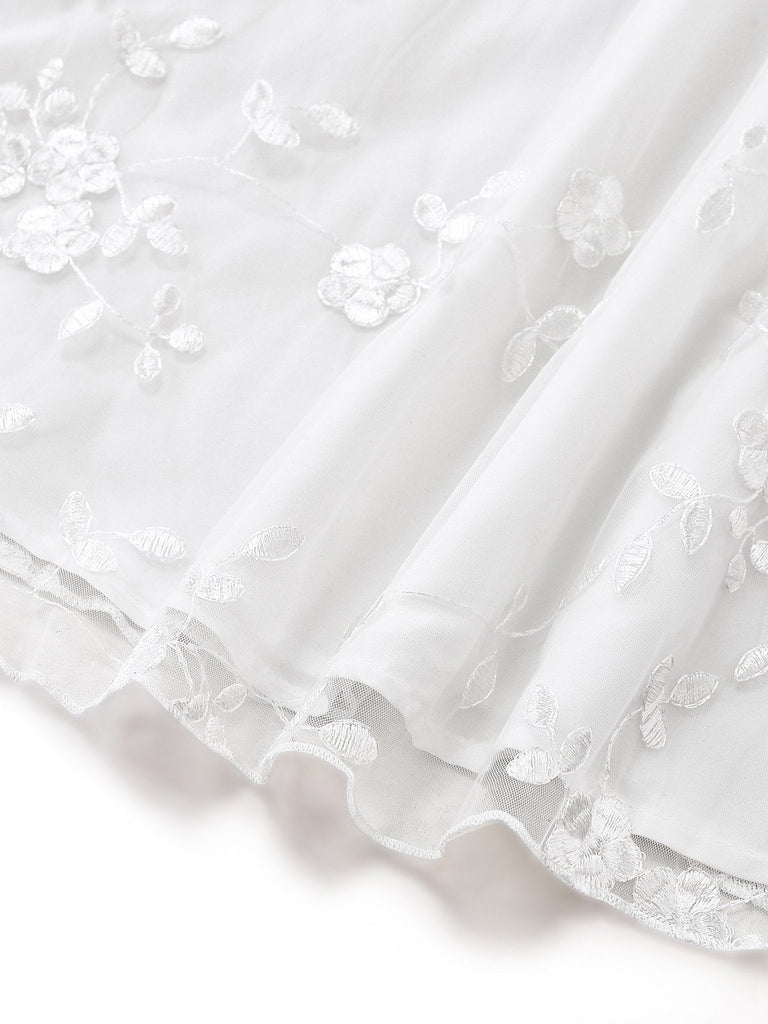 Weißes Vintage-Kleid mit floraler Stickerei und eckigem Ausschnitt im Retro-Stil der 1950er Jahre