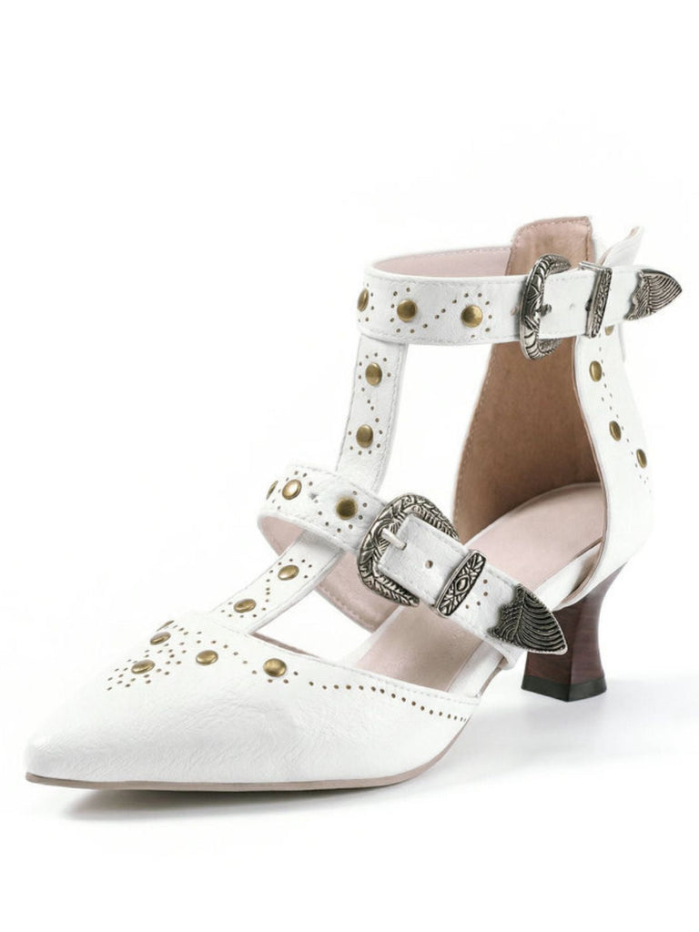 Weißer Schuh mit Zierriemen und Schnallen auf weißem Hintergrund