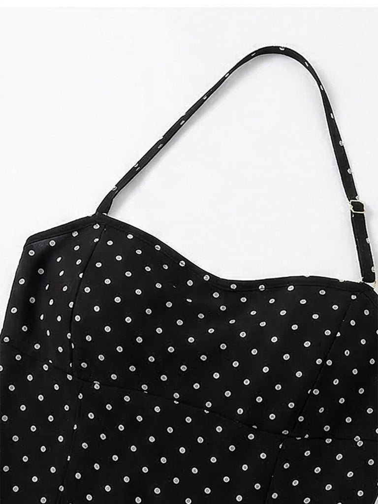 Nahaufnahme des verstellbaren schwarzen Neckholder-Trägers am gepunkteten Badekleid.