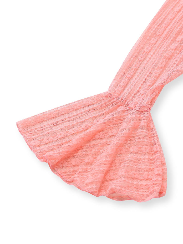 Nahaufnahme des ausgestellten Glockenärmels an dem zarten rosa Strandkleid aus Spitze.