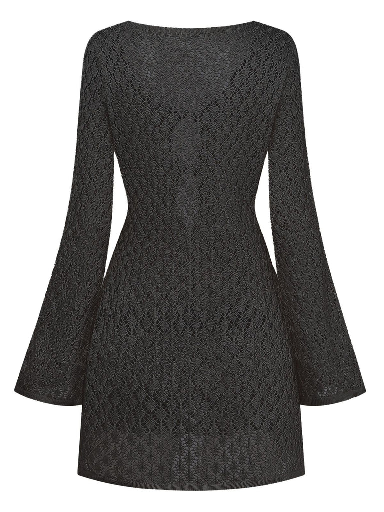 Rückansicht der schwarzen, gehäkelten Strandtunika mit Glockenärmeln auf weißem Hintergrund.