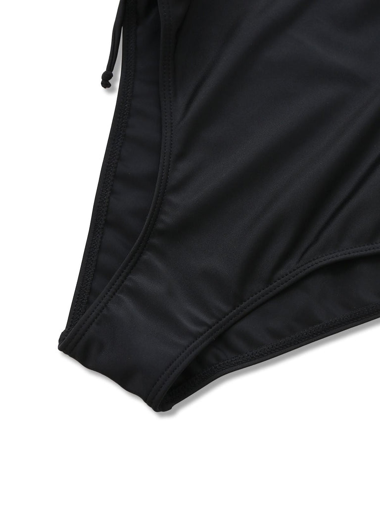 Nahaufnahme des elastischen Beinabschlusses und der hochwertigen Nähte an der schwarzen Bademode.