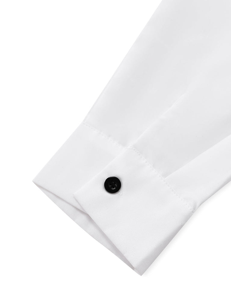 Nahaufnahme eines Overalls mit einem schwarzen Knopf auf weißem Hintergrund