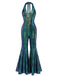 Metallicgrüner und blauer Jumpsuit auf weißem Hintergrund