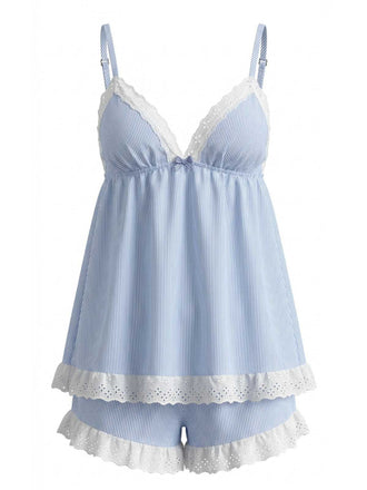 Studioansicht von vorne: ein blau-weiß gestreiftes, ärmelloses Trägertop und dazu passende Shorts mit Lochstickerei.