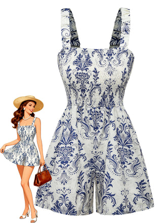 Ein blau-weißer Jumpsuit im Vintage-Stil mit Damastmuster und Blumenprint, gerafftem Oberteil und breiten Schulterträgern.
