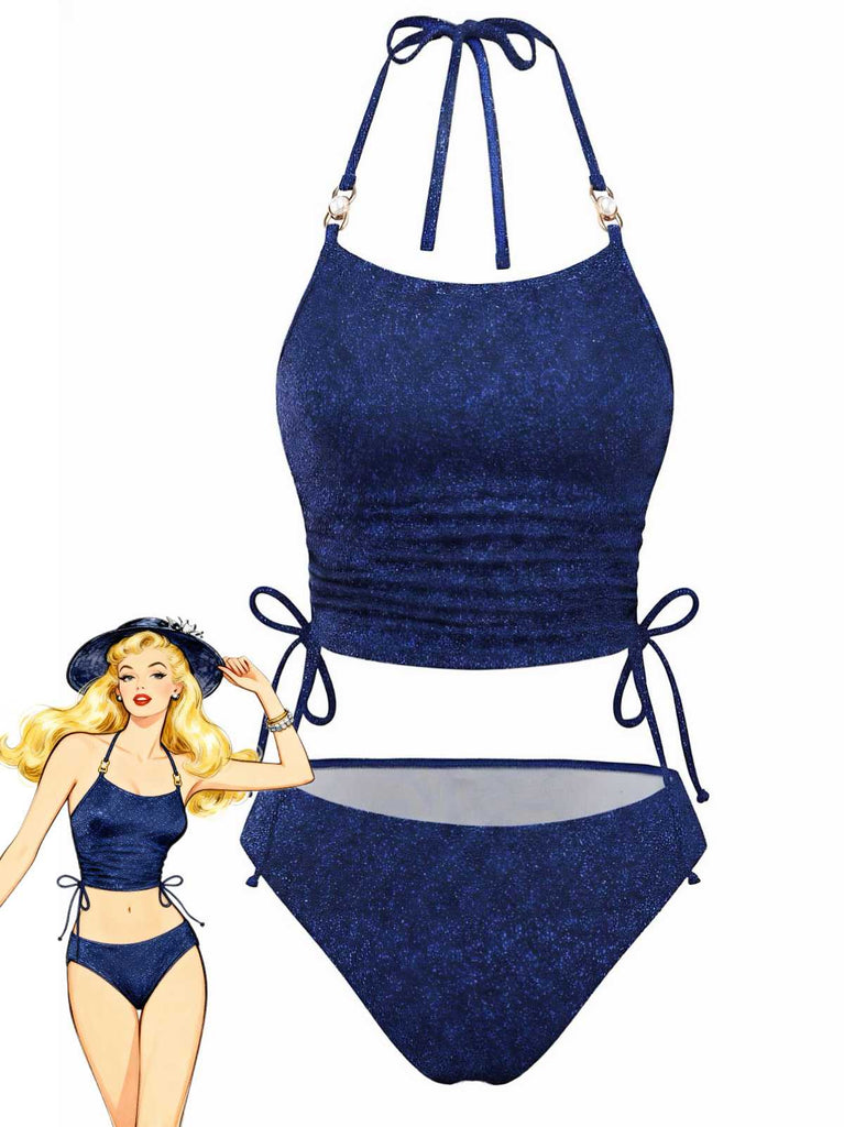 Ein zweiteiliger, schimmernder marineblauer Badeanzug mit einem gerafften Tankini-Oberteil im Neckholder-Stil und einem hochgeschnittenen Bikinihöschen.