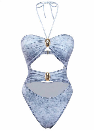 Ein hellblauer, einteiliger Badeanzug mit Denim-Print, Neckholder-Ausschnitt, mehreren Ausschnitten vorne und dekorativen goldfarbenen Metallapplikationen.