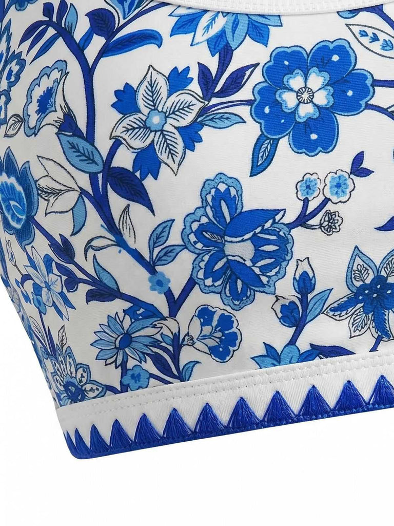 Nahaufnahme des aufwendigen blau-weißen Blumenmusters mit besonderem Fokus auf die marineblauen, gewellten Randdetails.