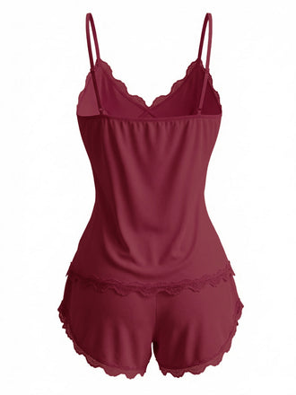 Rückansicht des tiefroten, mit Spitze besetzten Camisole-Sets, die das weiche und bequeme Stretchmaterial hervorhebt.