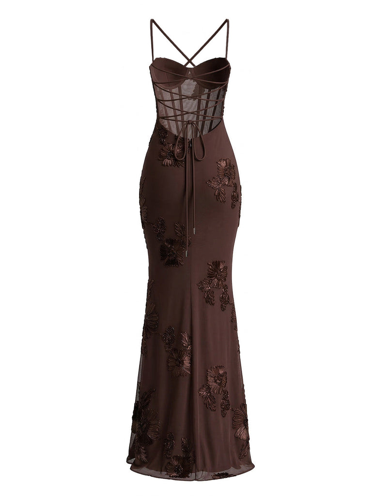 Das elegante Abendkleid im Meerjungfrauenstil aus tief schokoladenbrauner Spitze.