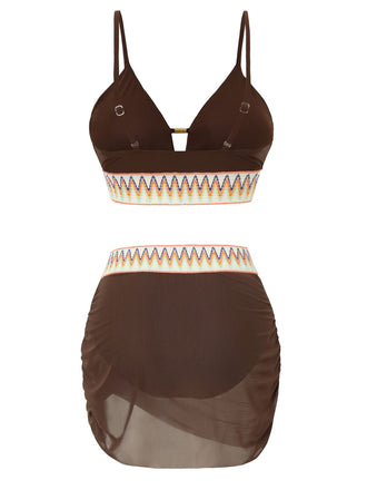 Schwarzes Bikini-Set mit farbigem Bund auf weißem Hintergrund