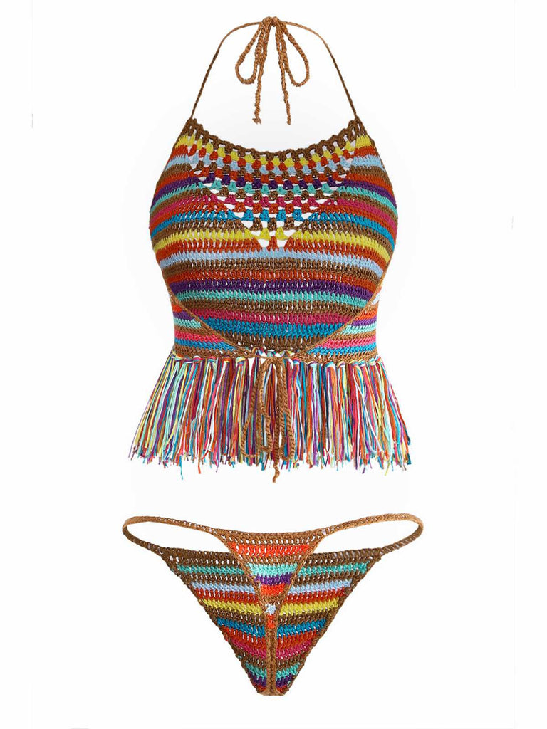 Rückansicht des gehäkelten Badeanzugsets, die die Neckholder-Bänder und den frechen Schnitt des gestreiften Höschens zeigt.