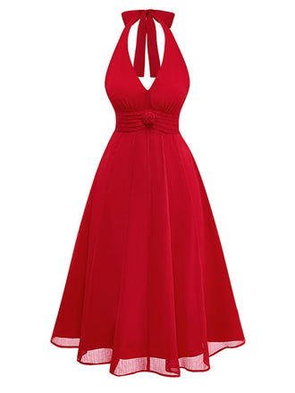 Leuchtend rotes Midikleid im Stil der 1940er Jahre mit Rosenmuster, Neckholder und Schnürung am Rücken – perfekt für eine Gartenparty im Vintage-Stil oder ein romantisches Sommerdate.