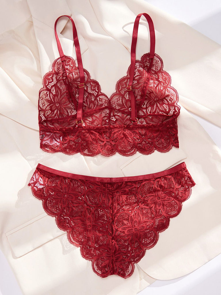 Ein elegantes Lifestyle-Foto des burgunderroten Spitzen-Bralette-Sets, das seine weiche Textur und satte Farbe zur Geltung bringt.