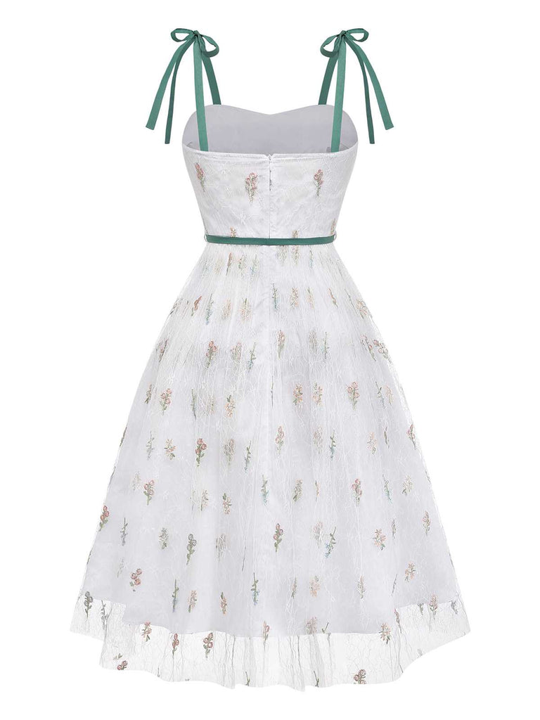 Rückansicht des Kleides, die die Samtbänder zum Binden an den Schultern und den transparenten Netzrücken zeigt.